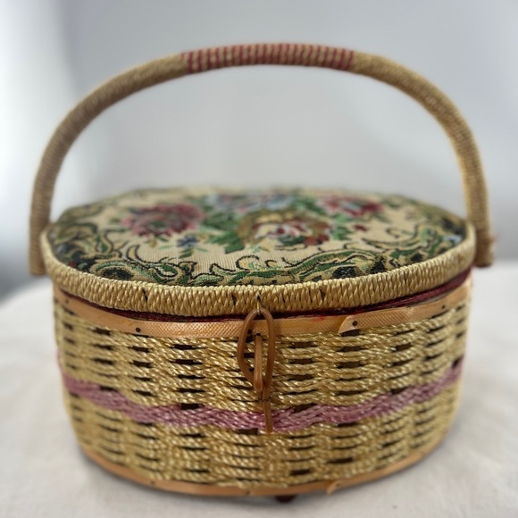 Vintage tapestry sewing basket with insert tray - Picture 5 of 15